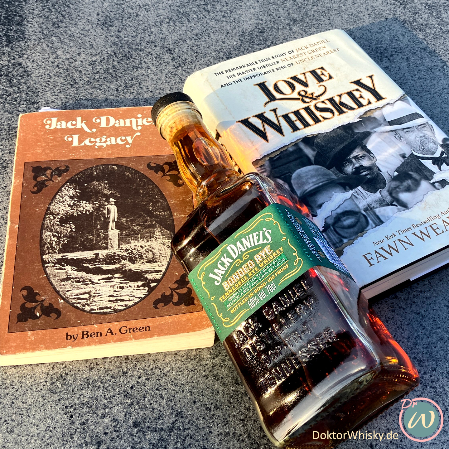 Bild zweier Bücher Bild der Biographie von Jack Daniel und des neuen Buches von Fawn Weaver zu Nearest Green