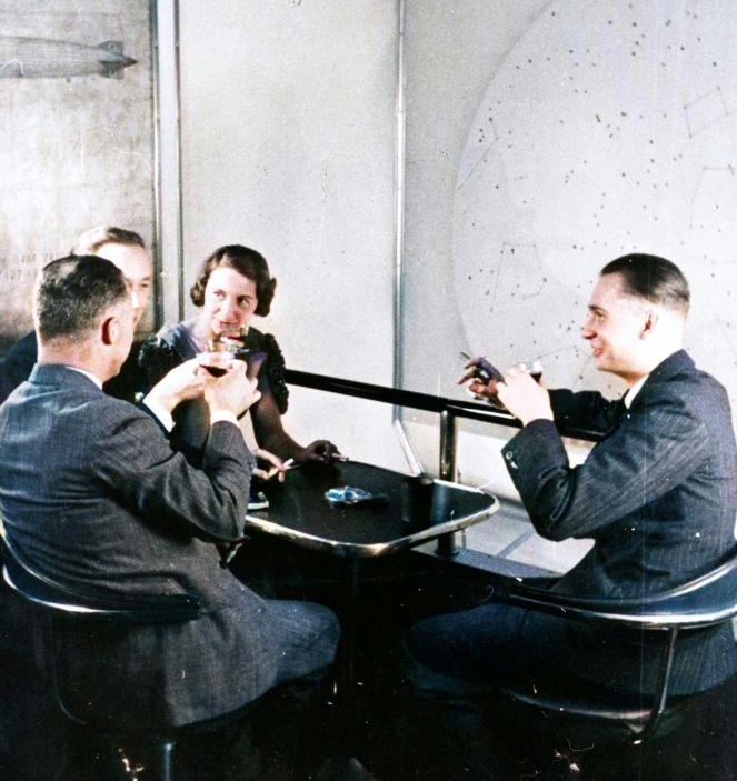 Ein Bild aus einer anderen Zeit: im Rauchersalon der Hindenburg Ein Bild aus einer anderen Zeit: im Rauchersalon der Hindenburg