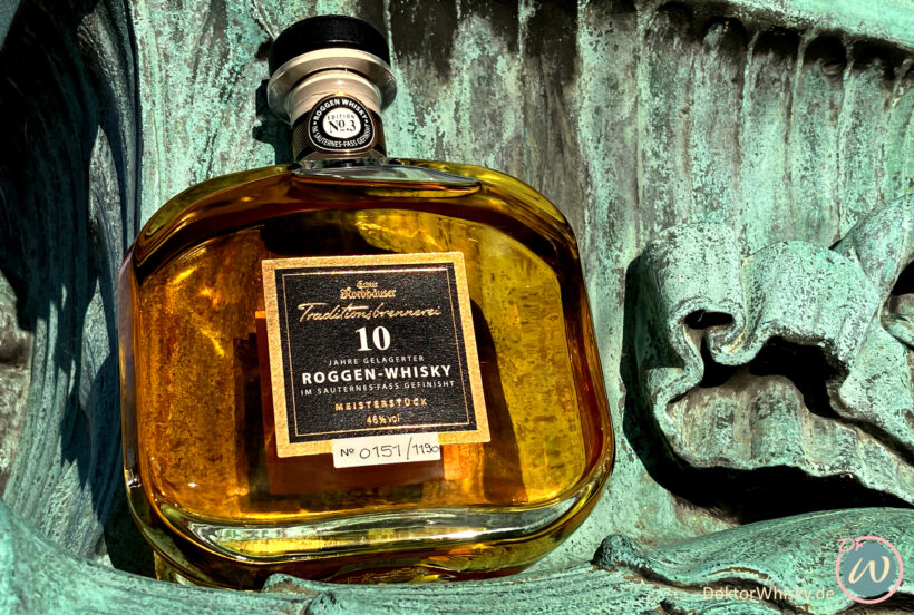 Nordhäuser Roggenwhisky vor dem Bodemuseum, angelehnt an eine Säule, Titelbild